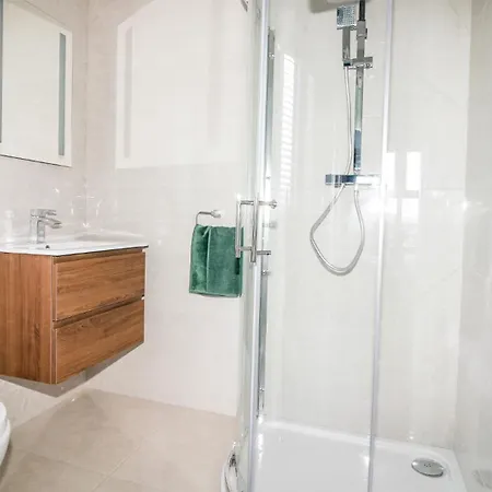Cresent Townhouse Apartment *
